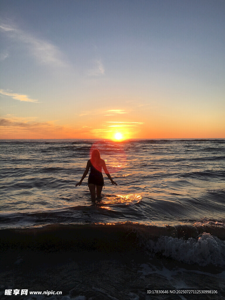 夕阳下海边漫步的身影