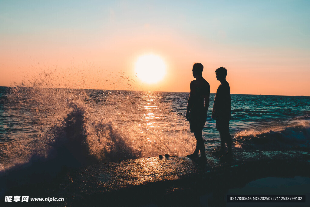 夕阳下海边的亲密身影