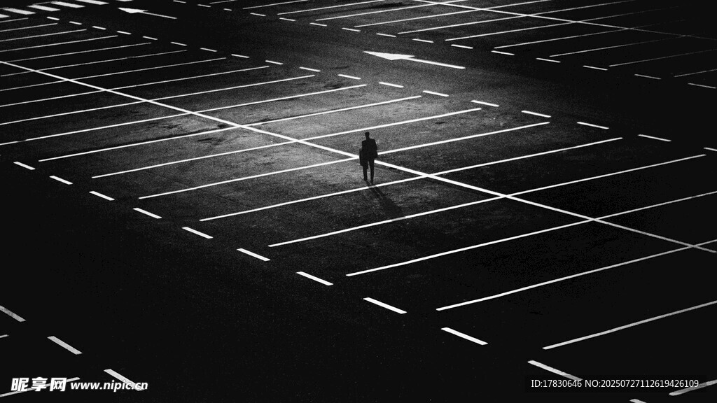 夜晚空旷停车场的独特景象
