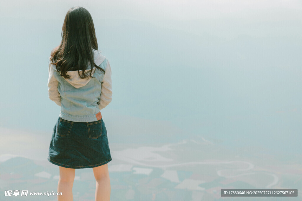 女孩眺望远方的美丽背影