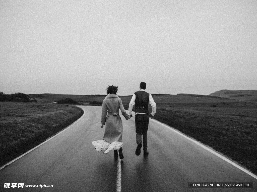 新婚夫妇漫步于公路