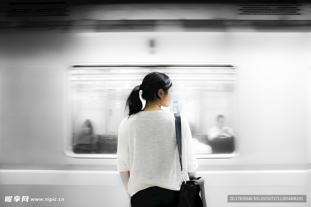 地铁站台上的独行女子