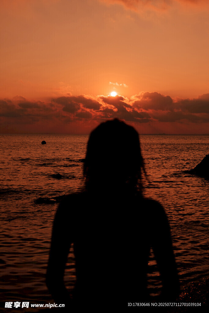 夕阳下海边的孤独背影