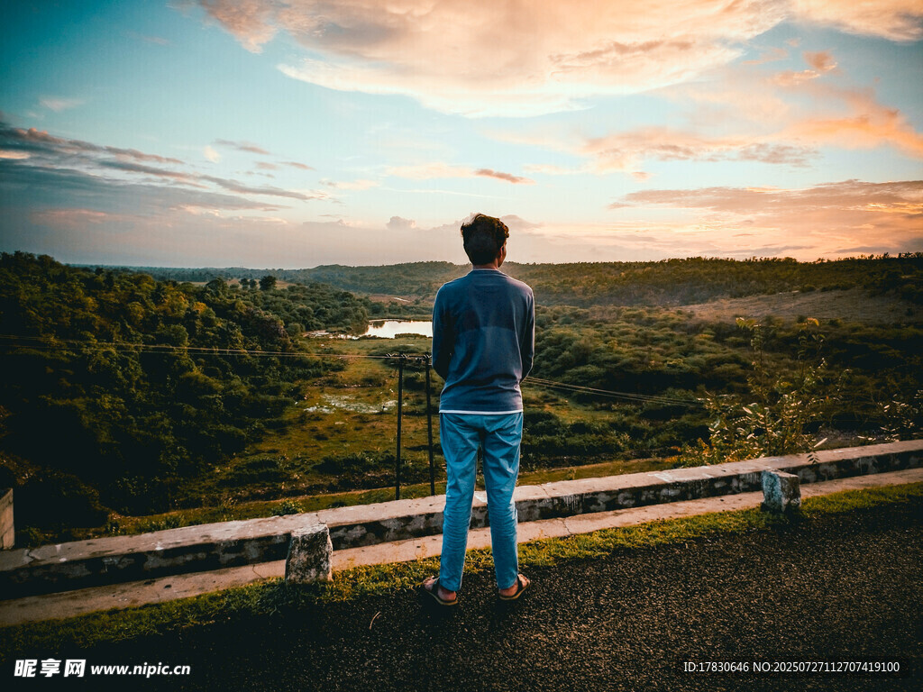 男子眺望美丽黄昏景色