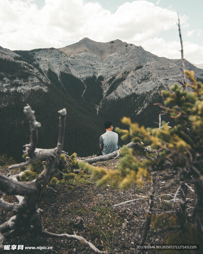 山间休憩的徒步旅行者