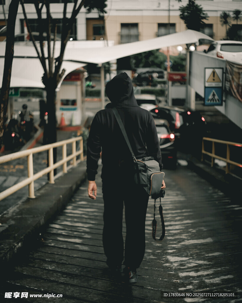雨中独行的背影