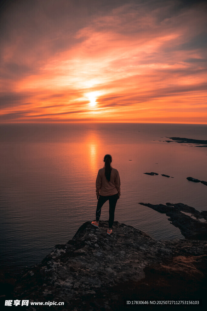 夕阳下的海边孤独身影