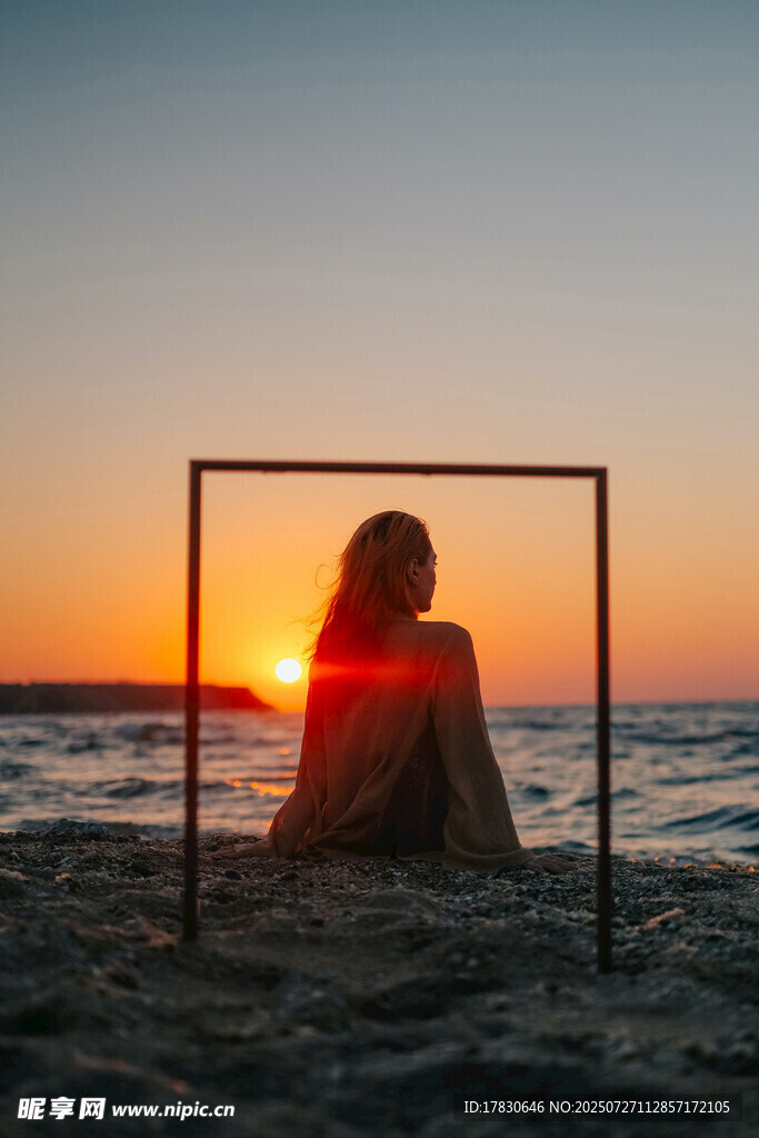 夕阳下独坐框中的女子