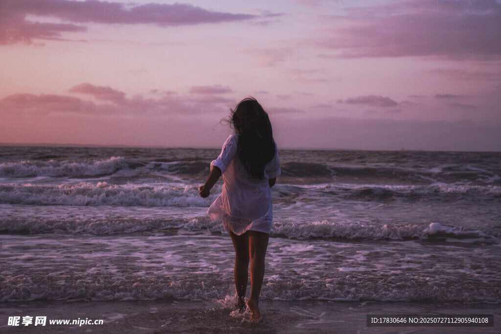 海边女孩赏日落美景