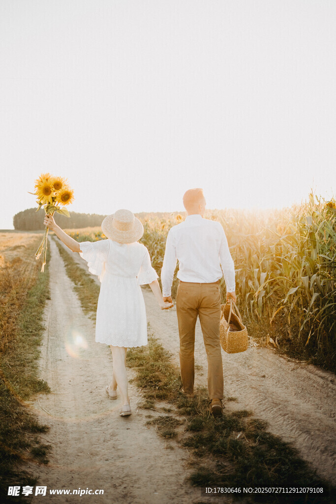 夕阳下漫步的新婚夫妇