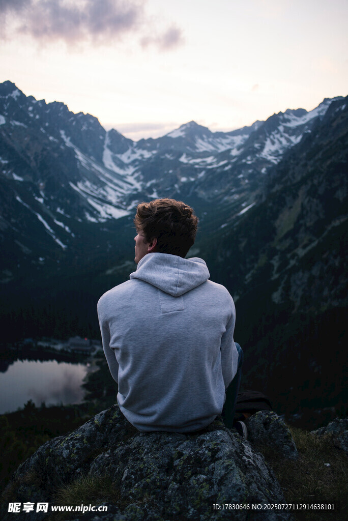 独坐山巅赏壮丽山景