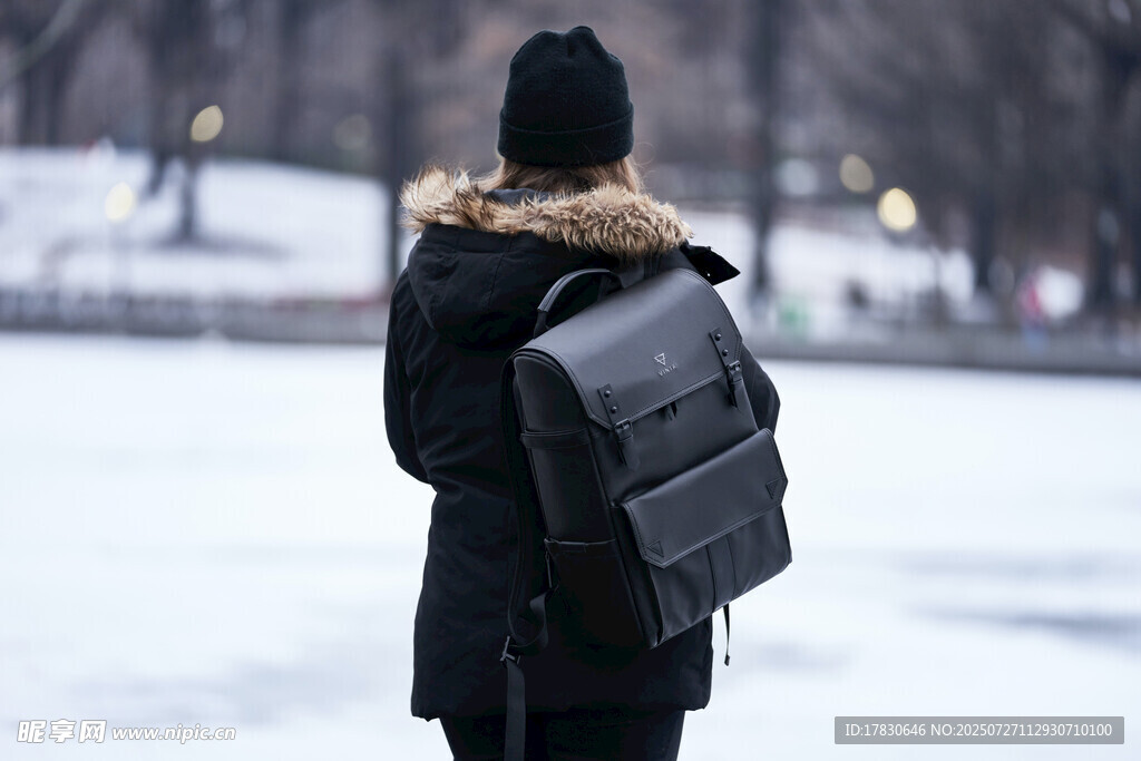 雪中行人背黑色双肩包