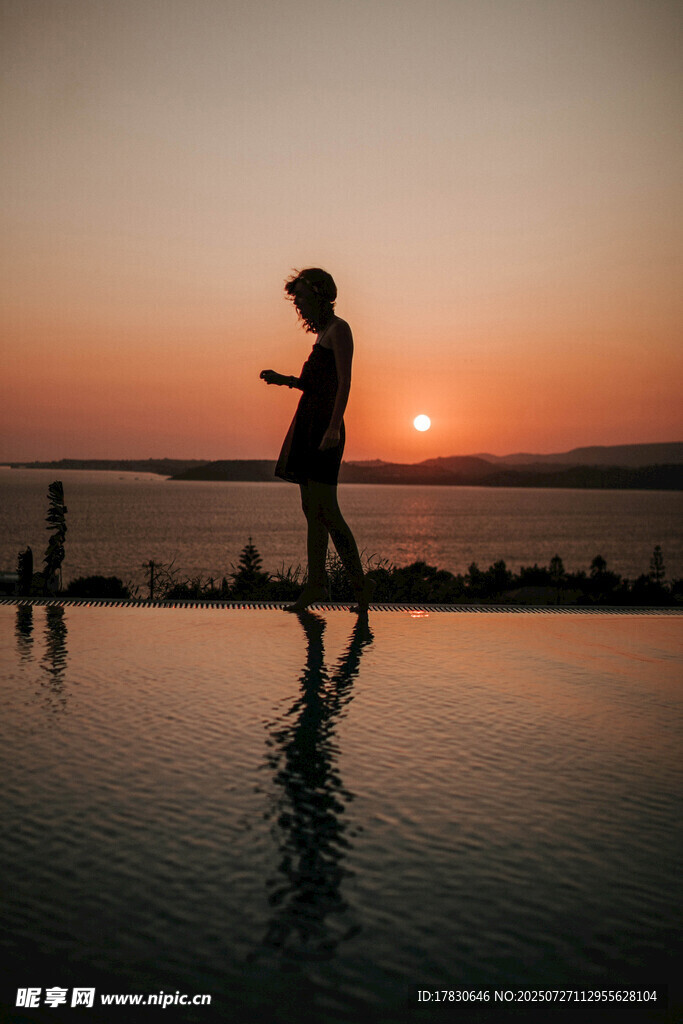 夕阳下的孤独舞者