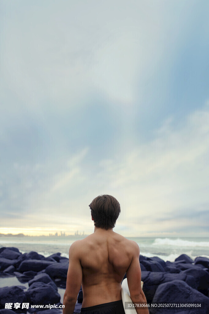 海边赤膊男子眺望远方