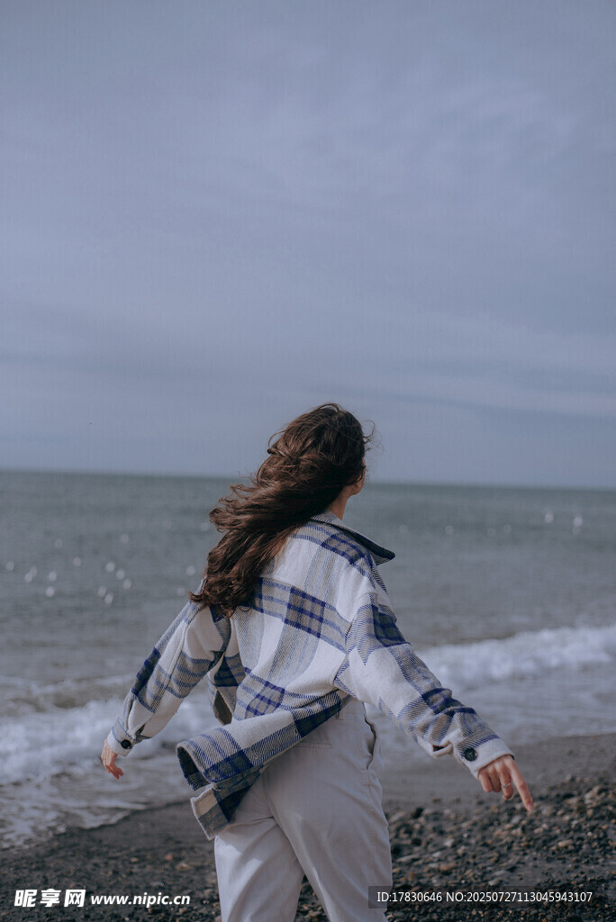 海边漫步的长发女子