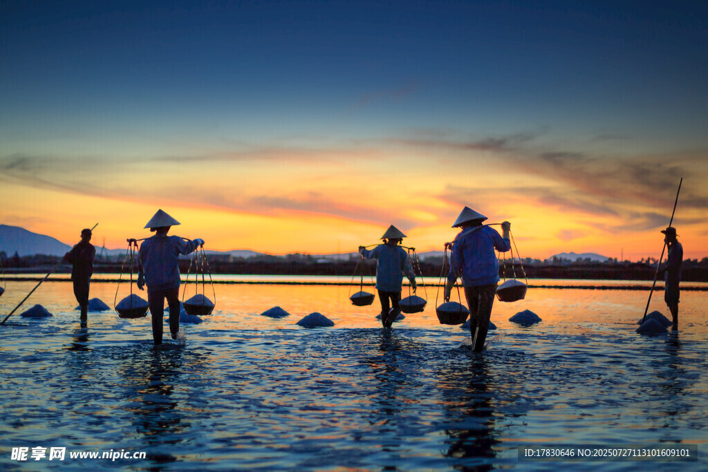 夕阳下的湖畔垂钓者