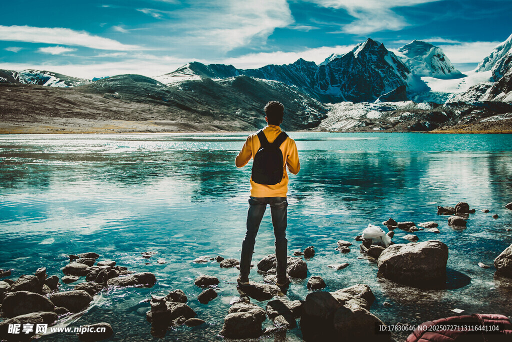 旅人湖畔赏壮丽山水风光
