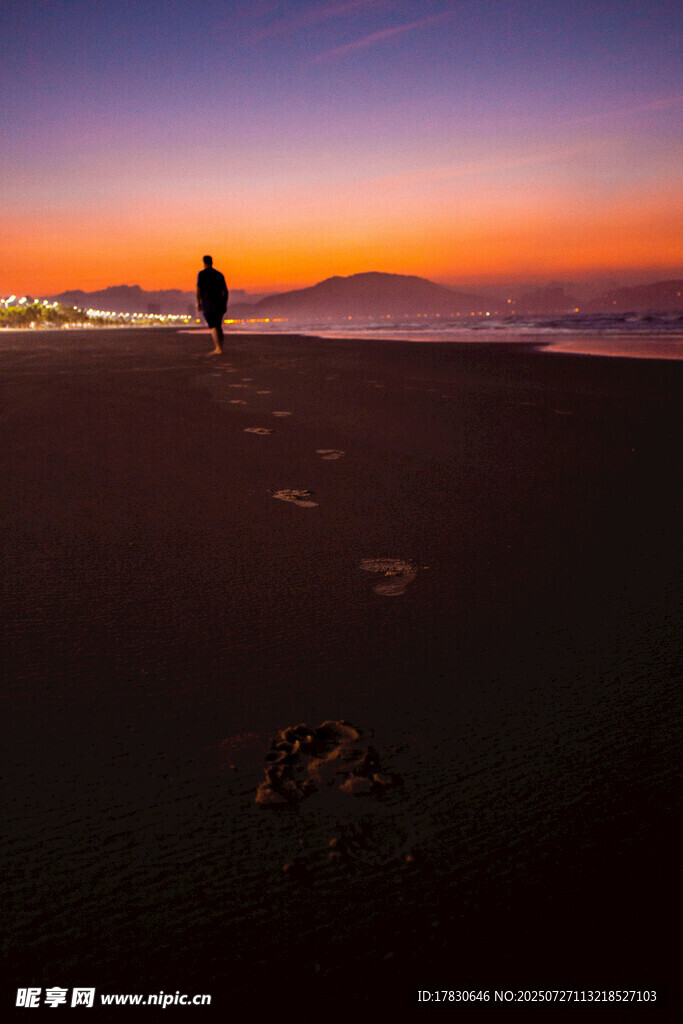 夕阳下的孤独身影