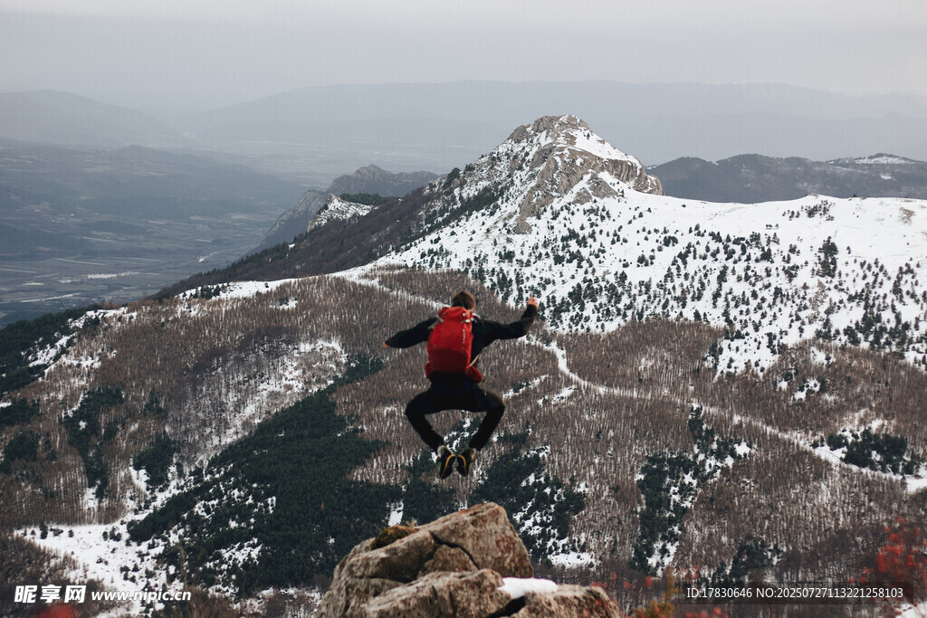 攀登雪山的坚毅徒步者