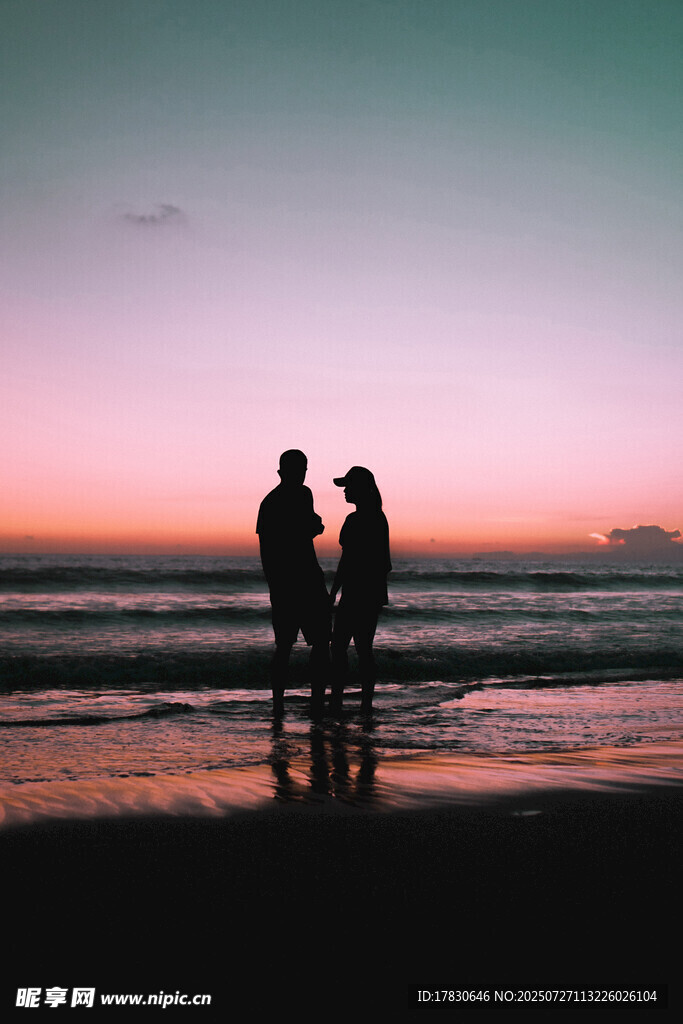 夕阳下海边的亲密三人