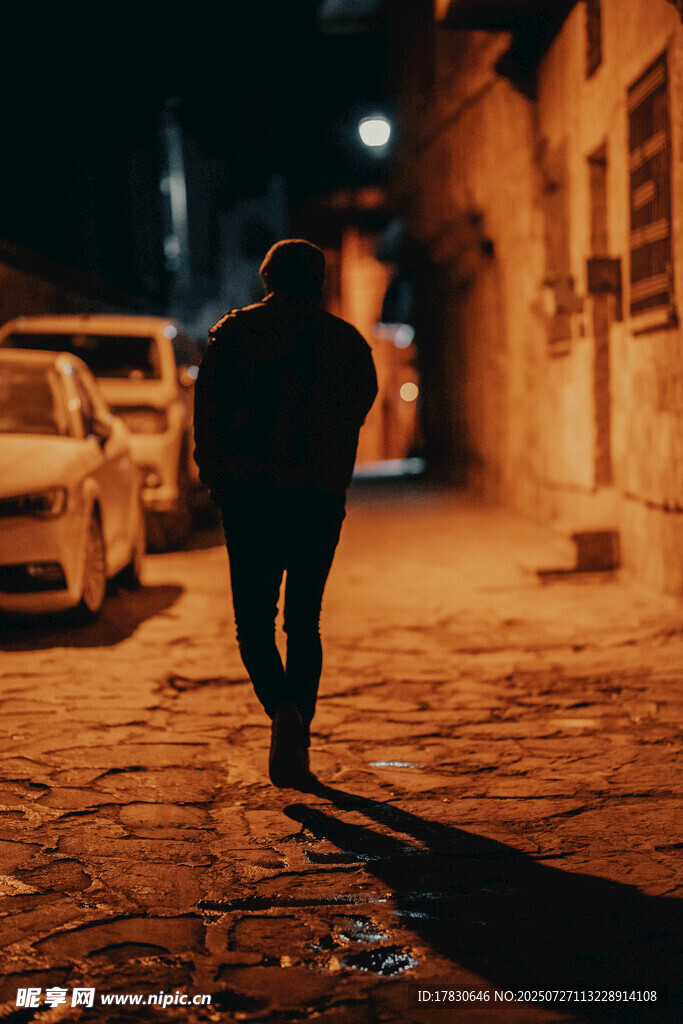 夜晚街头独行的身影
