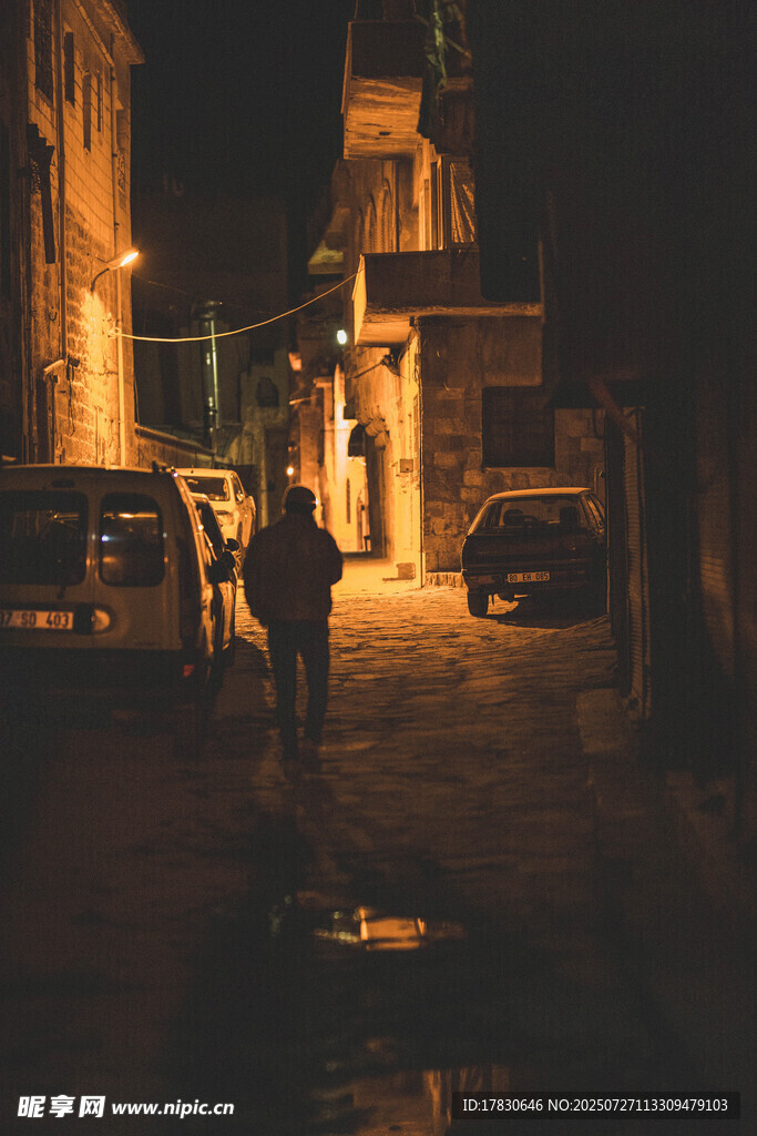 夜晚小巷中的人影与车辆