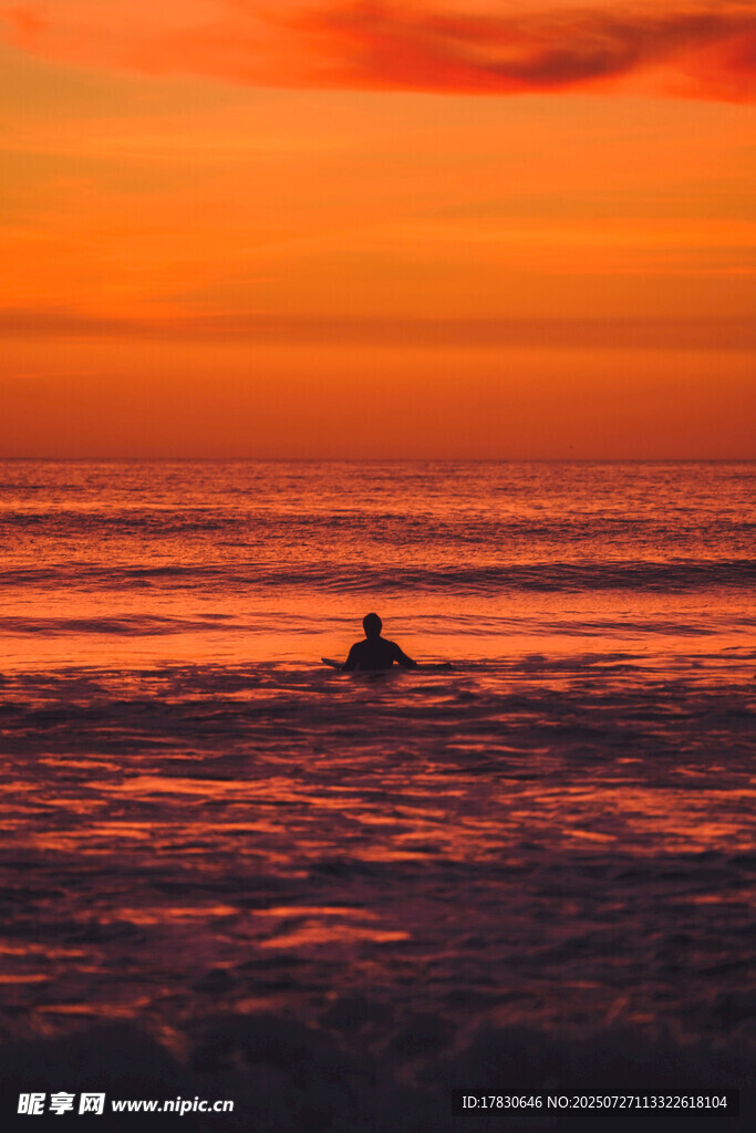 海上落日孤舟美景