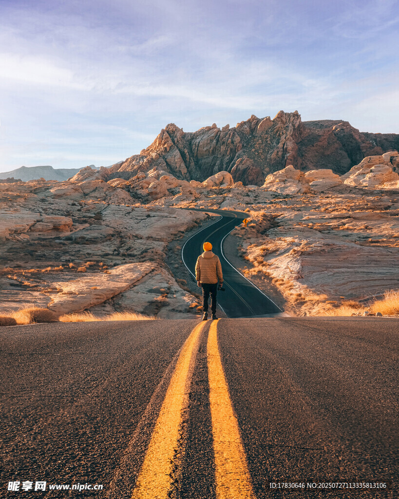 一人独行于旷野公路