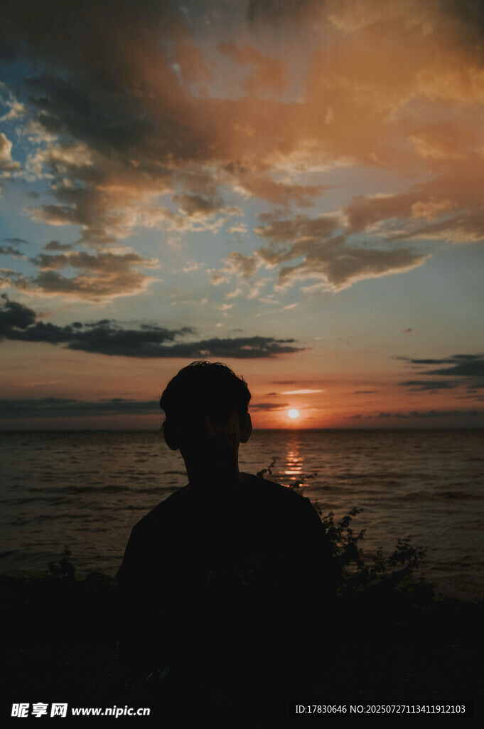 夕阳下的孤独身影