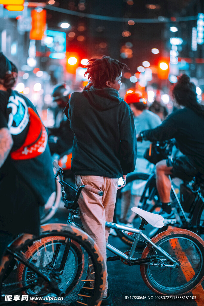 城市夜骑中的人群与光影