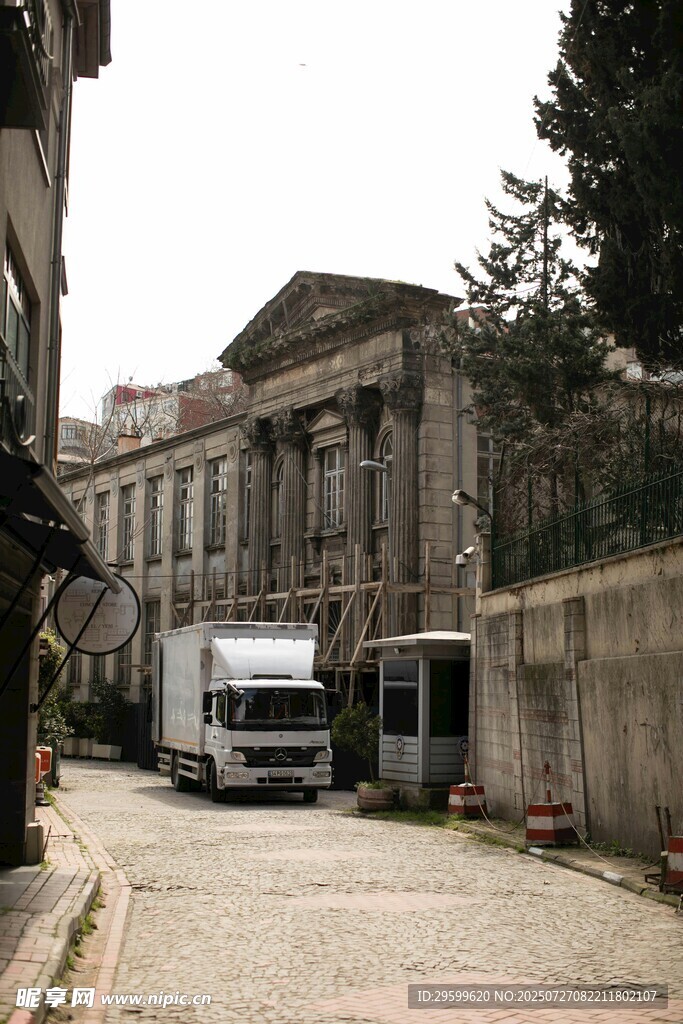 老旧街道旁的复古建筑
