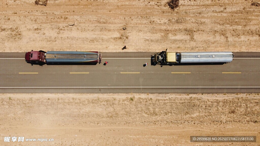 公路上的两辆货运卡车