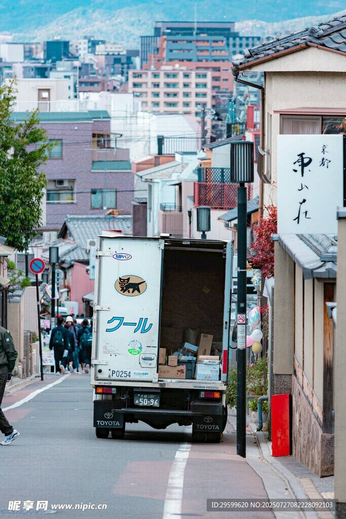 城市街道上的货车运输场景
