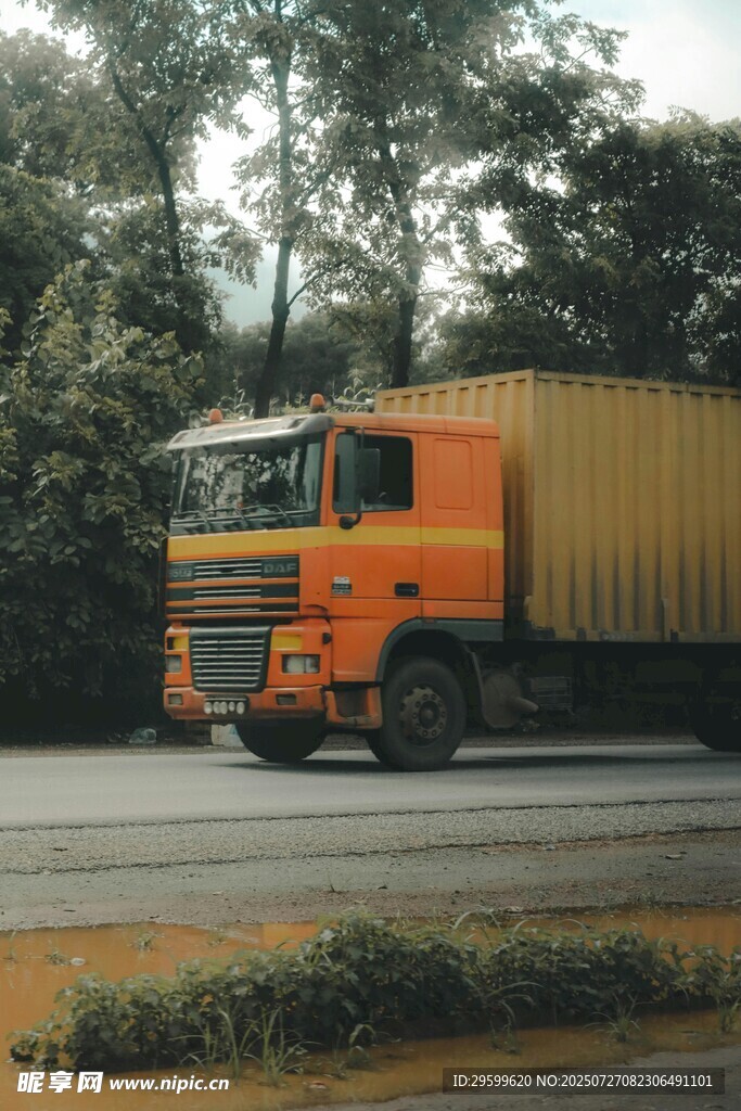 公路上的橙色载货大卡车