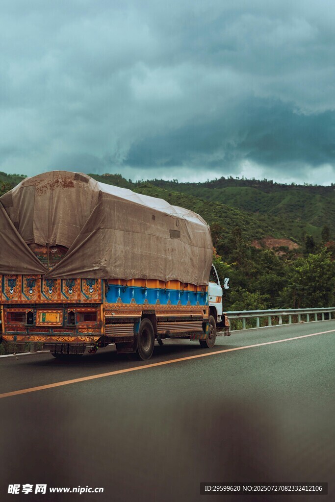 公路上行驶的大型载货卡车