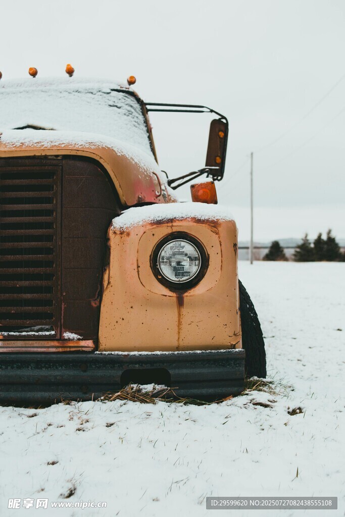 雪地中的老式橙色卡车