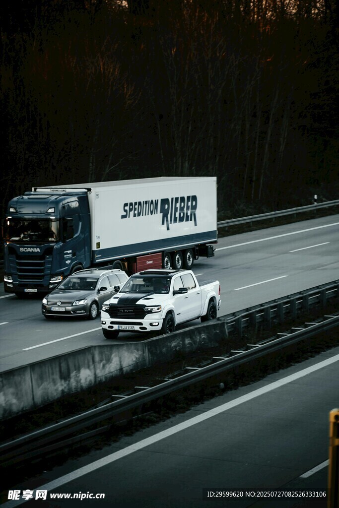 高速公路上的货车与轿车
