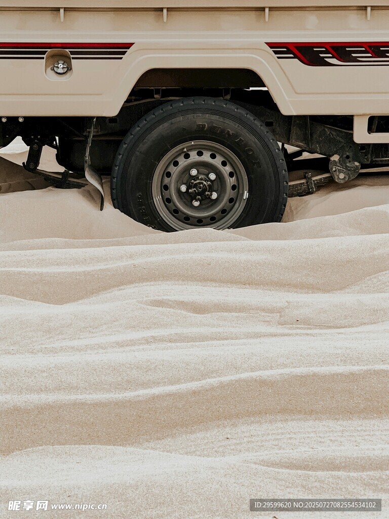 沙漠中陷沙的越野卡车