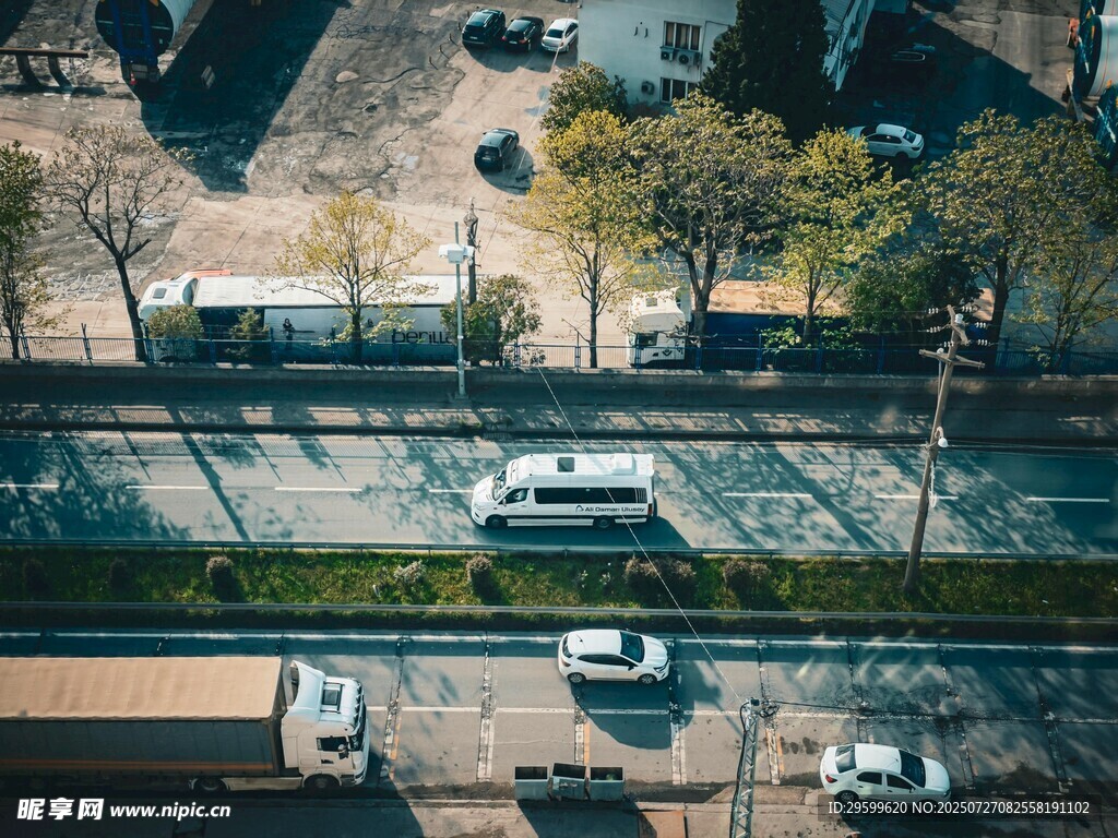 城市街道车辆俯拍景象