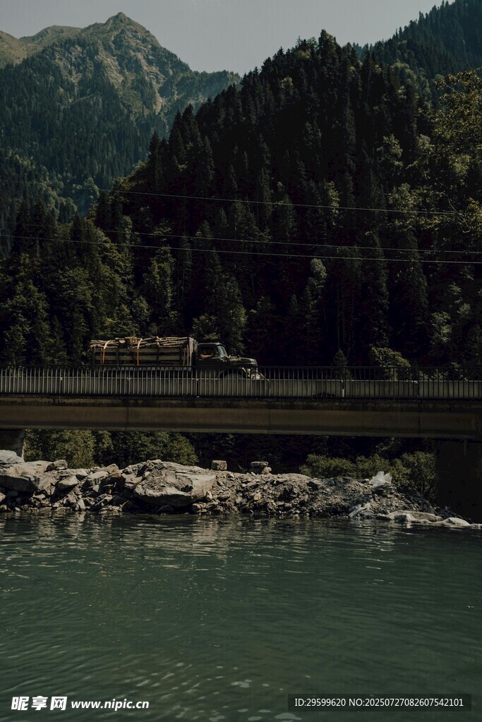 山间湖畔风景