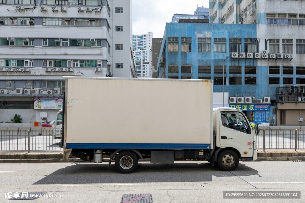 城市街道旁的白色厢式货车