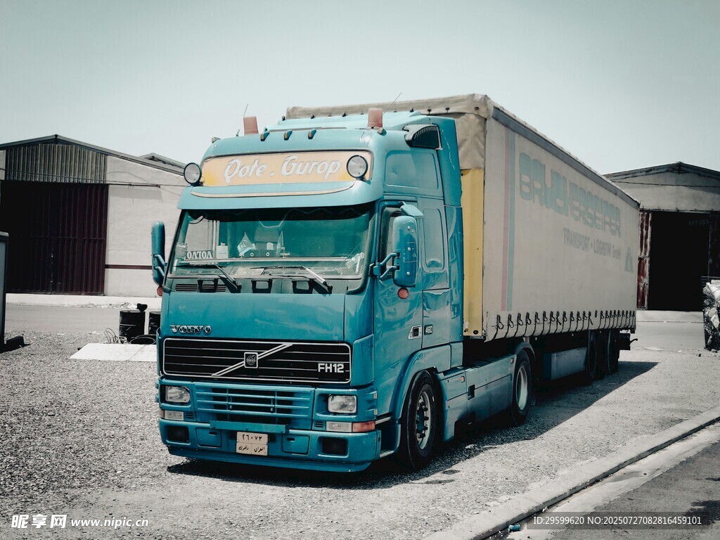 蓝色沃尔沃货运卡车