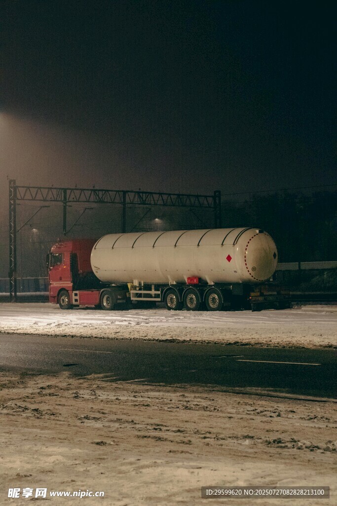 夜间运输的大型油罐车