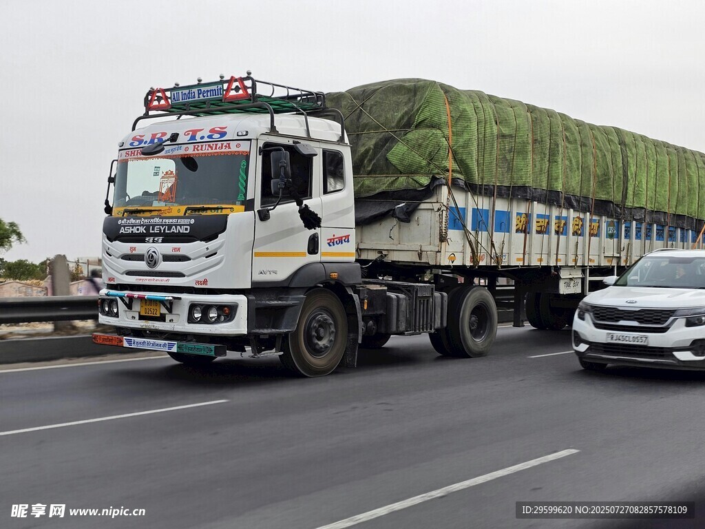 公路上行驶的货车与轿车