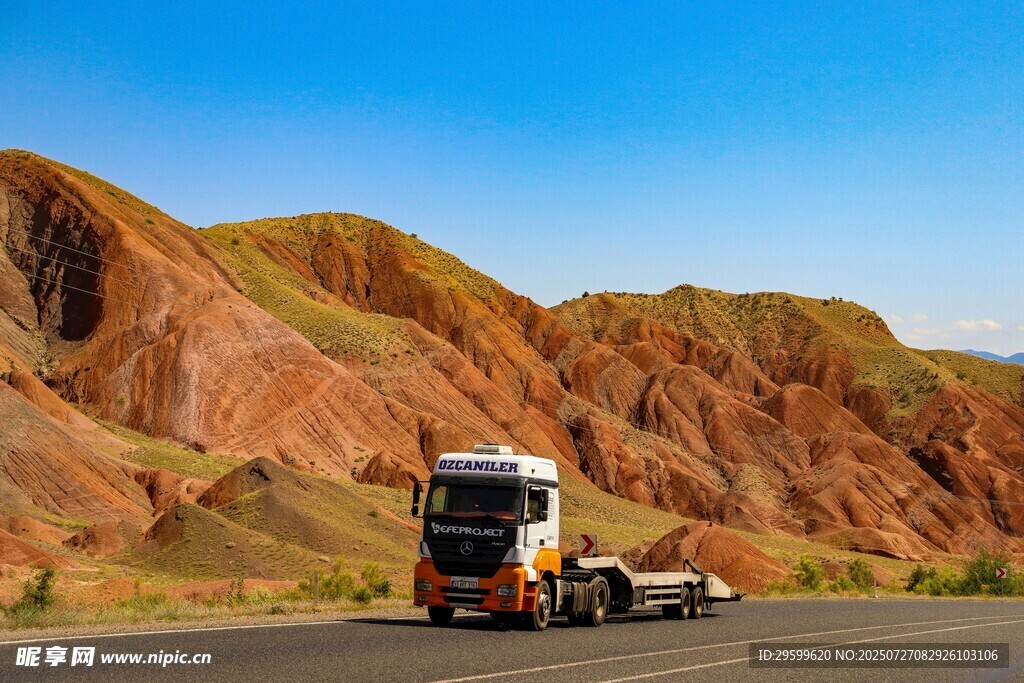 公路上的卡车与多彩山峦