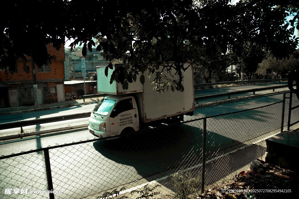 街道边停放的白色货车