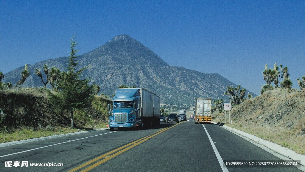 公路上行驶的车辆与远山