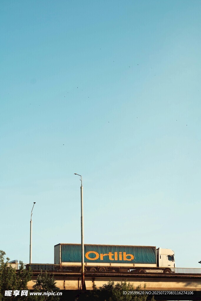 公路旁的醒目广告牌
