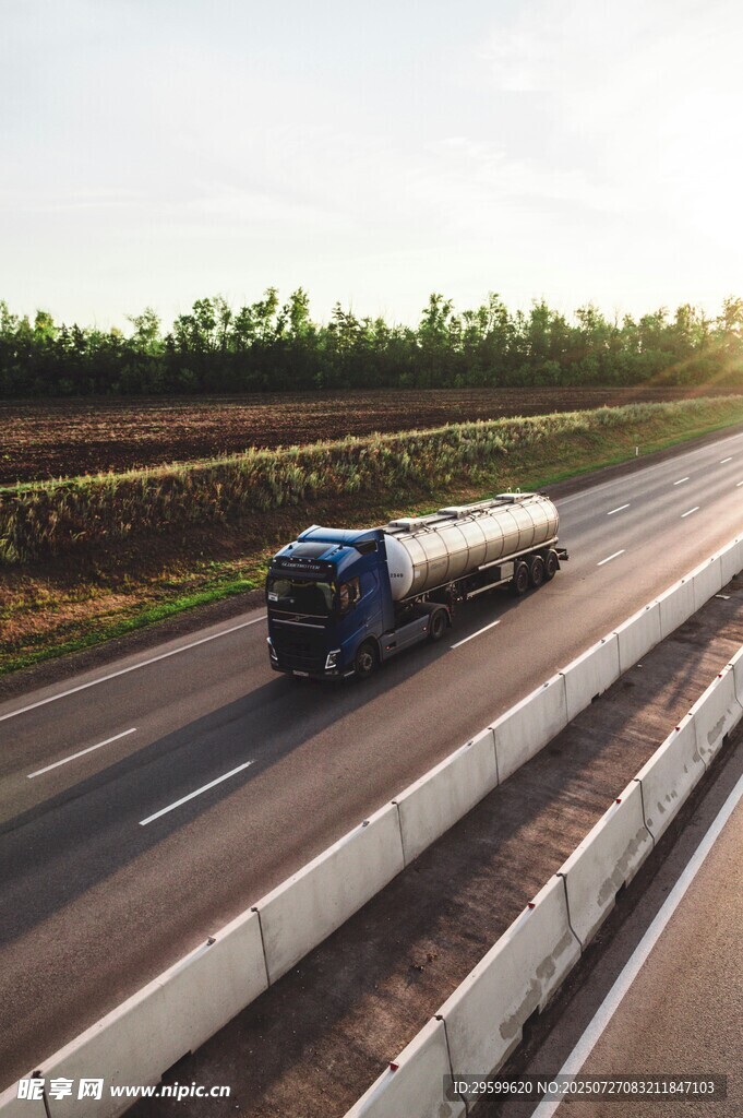 公路上行驶的油罐运输卡车