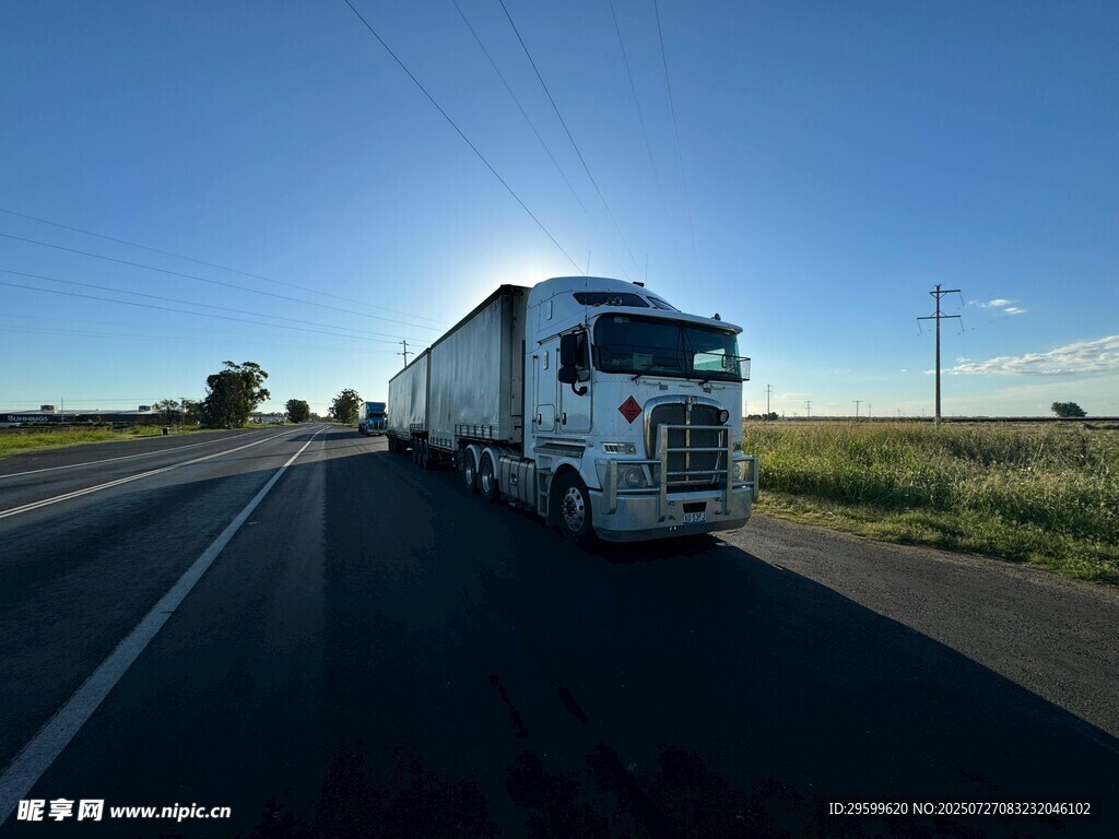 公路上行驶的大型货运卡车